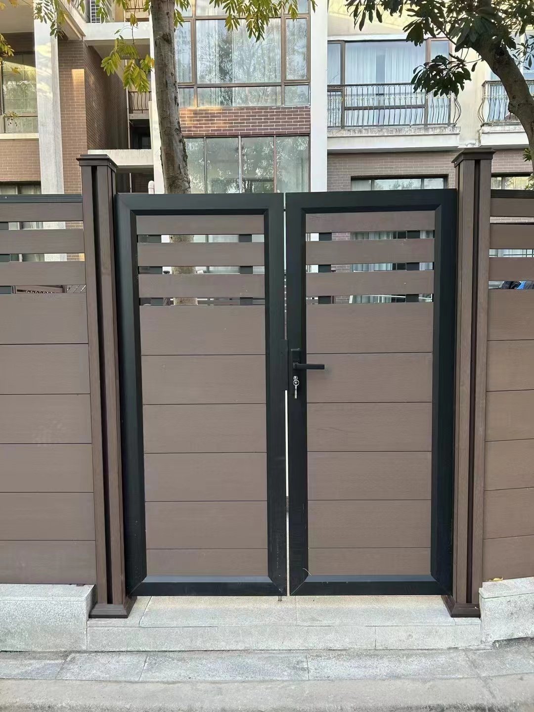 DIY Easy Installation WPC Fence for Garden and Vila with Gap Full Private Aluminum Fencing